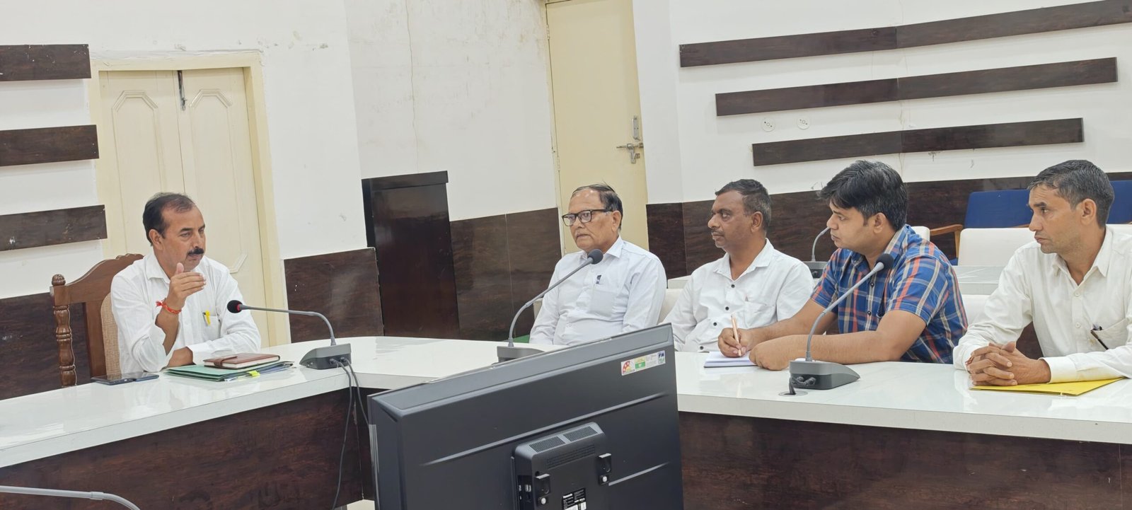 बीएलए नियुक्ति के सम्बन्ध में अपर जिलाधिकारी ने की राजनैतिक दलों के पदाधिकारियों के साथ बैठक