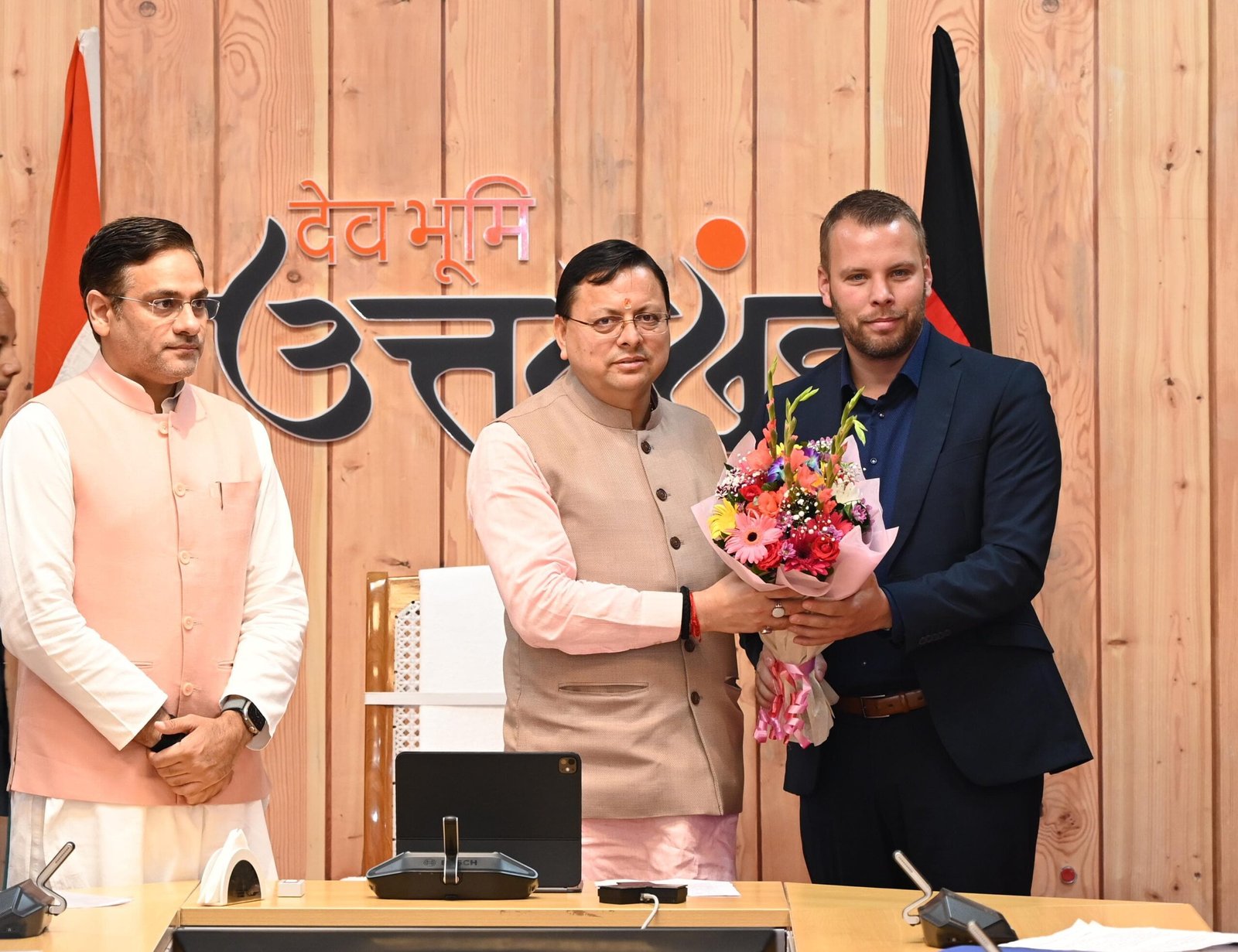 मुख्यमंत्री की उपस्थिति में उत्तराखण्ड सरकार और जर्मन स्थित इनोवेशन हब राइन-माइन, के मध्य लेटर ऑफ इन्टेन्ट पर हस्ताक्षर किये गये