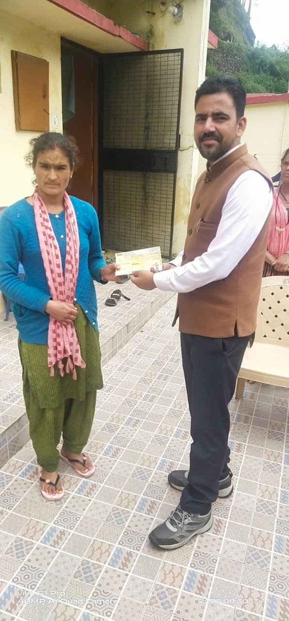 सीएम घोषणा के अनुरूप प्रभावित क्षेत्रों में वितरित किये राहत राशि के चेक