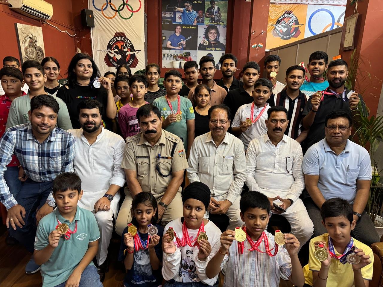 शूटिंग पदक विजेता खिलाड़ियों को किया सम्मानित