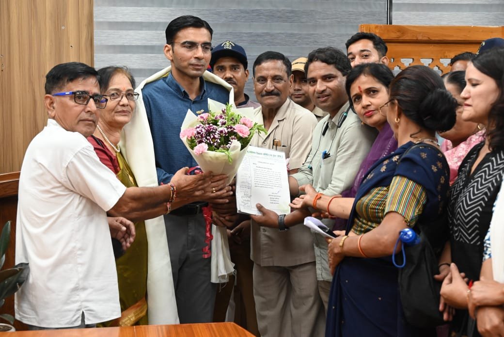 भू -क़ानून अभियान उत्तराखंड के सभी सदस्यों ने डीएम के सरकारी भूमी पर हो रहें अतिक्रमण   कार्यवाही करने और जनहित में लिए गये अच्छे निर्णयों के लिए सम्मान किया