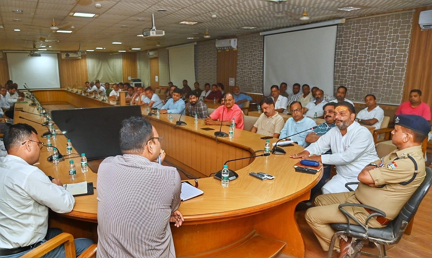 जिलाधिकारी के निर्देशों के अनुपालन में व्यापार मण्डल के पदाधिकारियों तथा जिला प्रशासन के मध्य अतिक्रमण के सम्बन्ध में बैठक सम्पन्न