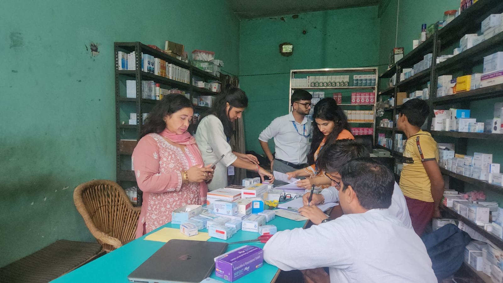 ड्रग इंस्पेक्टर ने भगवानपुर में एक कंपनी का निरीक्षण किया जो नारकोटिक दवाई बना रही थी