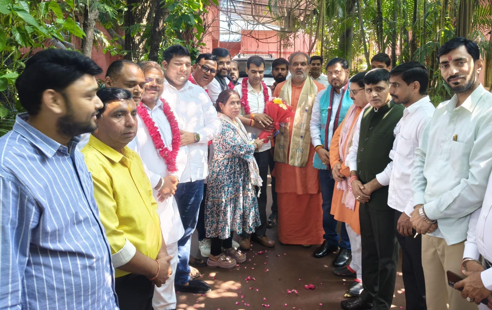 वेद मंदिर आश्रम में भाजपा की नई जिला कार्यकारिणी के पदाधिकारियों का हुआ भव्य स्वागत