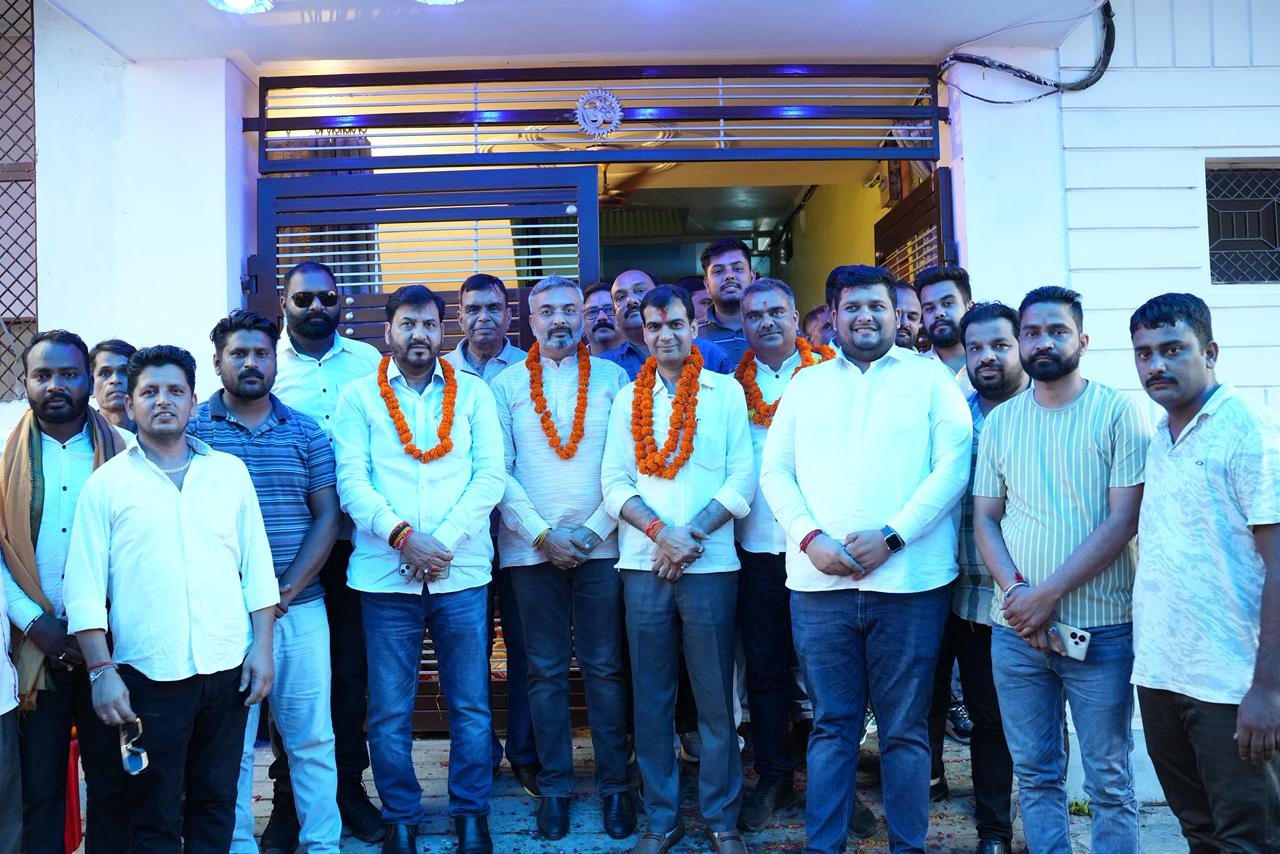 संजीवचौधरी का अपने आवास पहुंचने पर ढोल नगाड़ों के साथ स्वागत किया