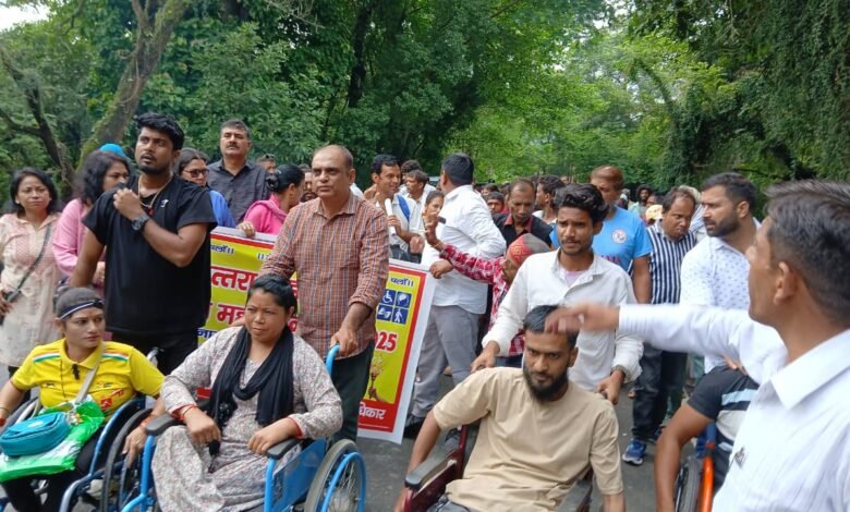 देहरादून में दिव्यांग क्रांति महा आंदोलन के बैनर तले मूक बधिर और दिव्यांग जनों ने अपनी 15 सूत्रीय मांगों को लेकर धरना प्रदर्शन किया