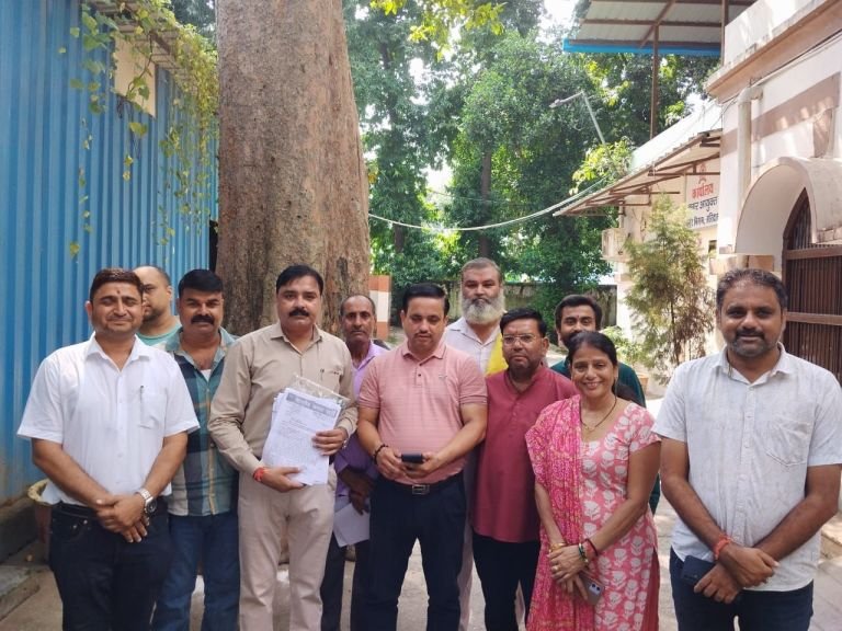 नगर निगम के पार्षदो ने नगर आयुक्त हरिद्वार को ज्ञापन सौंपा