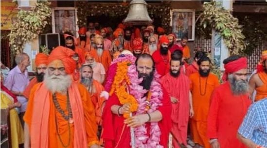 पवित्र छड़ी यात्रा आज हर की पौड़ी पर मां गंगा की पूजा अर्चना दुग्ध अभिषेक के पश्चात विधिवत प्रारंभ हुई