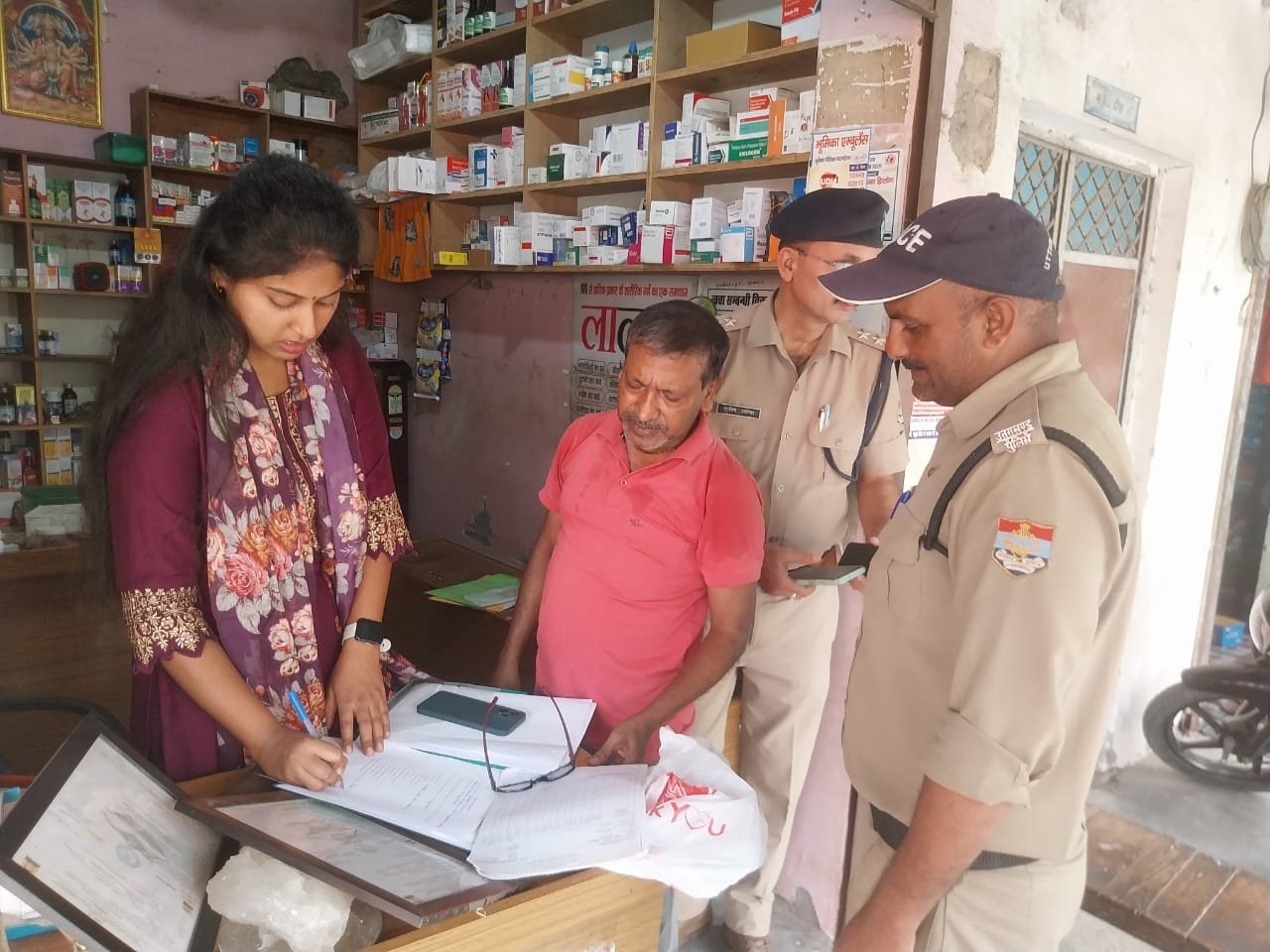 थाना बुग्गावाला पुलिस व ड्रग्स इंस्पेक्टर हरिद्वार की संयुक्त टीम द्वारा बुग्गावाला क्षेत्रान्तर्गत मेडिकल स्टोर संचालकों के विरुद्ध चलाया गया संयुक्त सघन चैकिंग अभियान