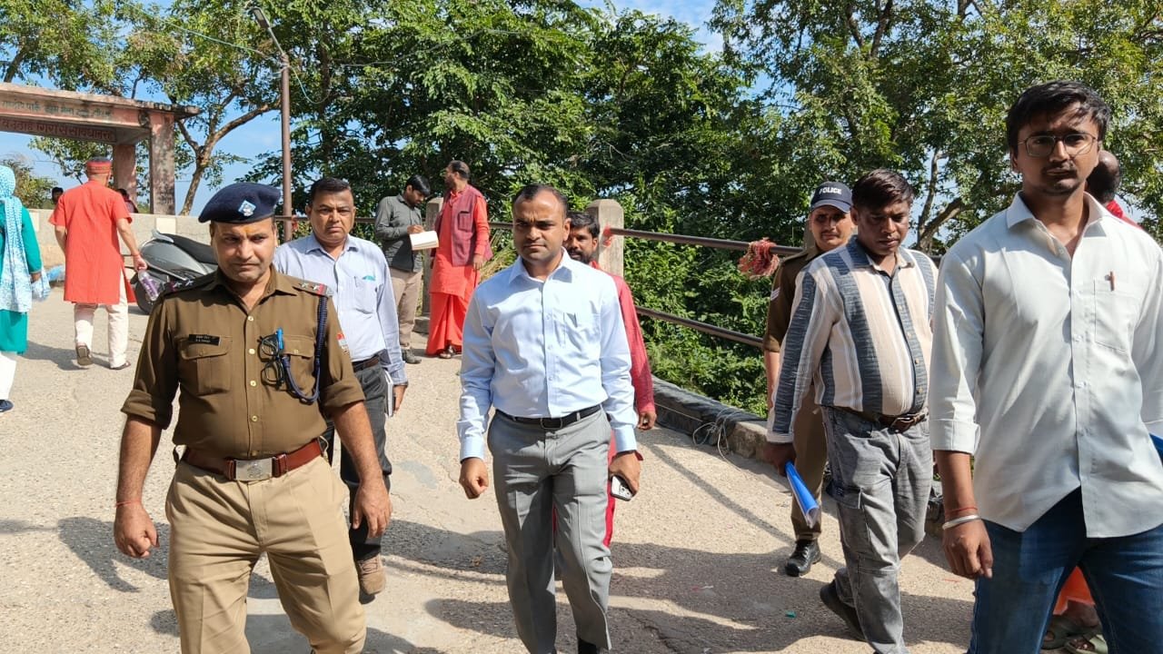 मां मनसा देवी मन्दिर का हो भव्य सौन्दर्यकरण कार्य, डीएम जिलाधिकारी ने किया मां मनसा देवी मन्दिर से हनुमान मन्दिर तक पैदल भ्रमण