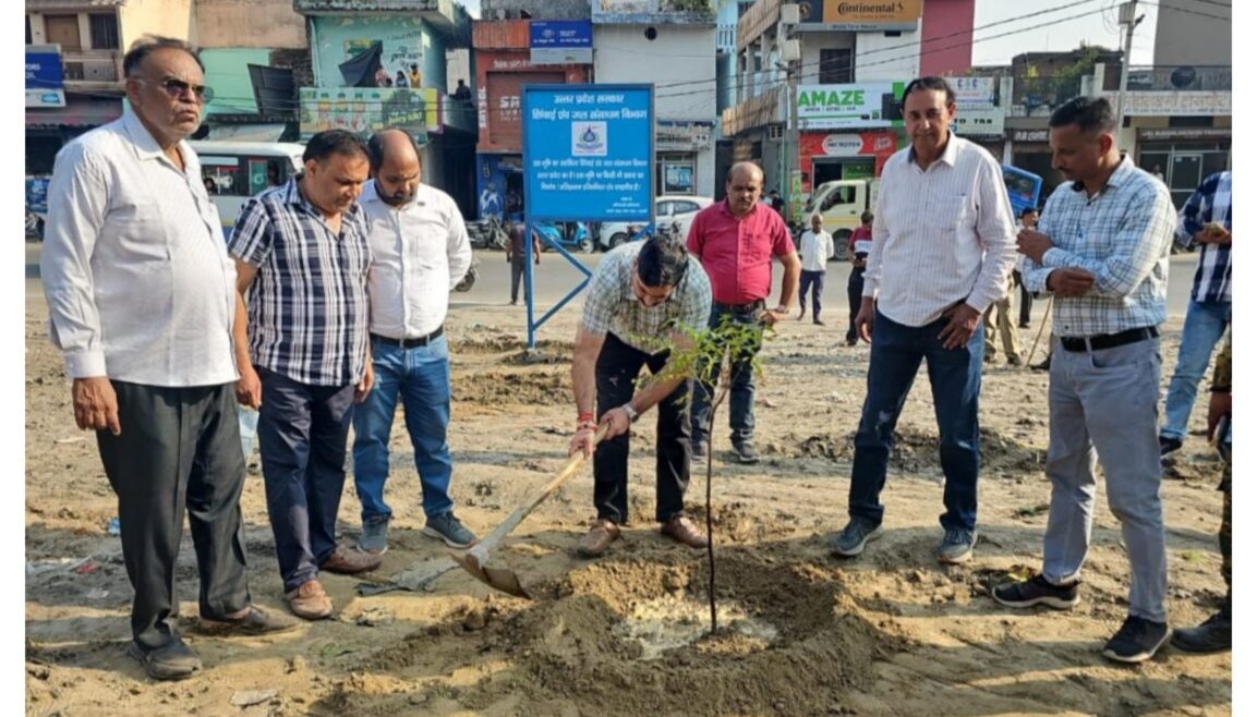 उत्तर प्रदेश सिंचाई विभाग की टीम ने ऊपरी गंगा नहर के पुल जटवाड़ा पर अवैध अतिक्रमण हटाने का अभियान चलाया