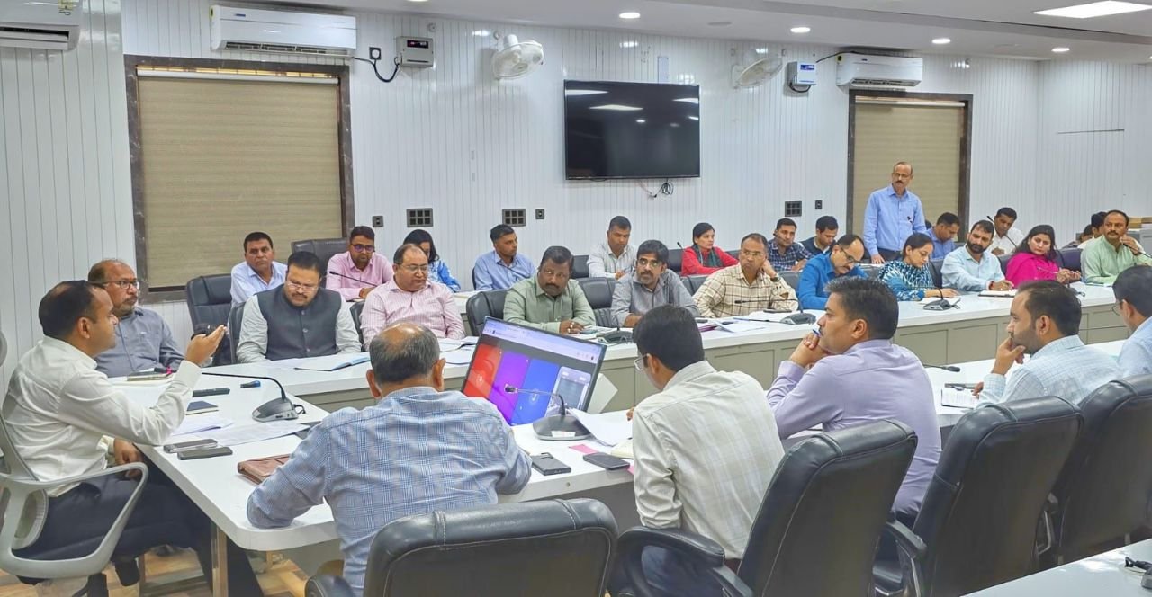 जिलाधिकारी ने 25 वे राज्य स्थापना दिवस पर कार्यक्रम की समीक्षा बैठक की