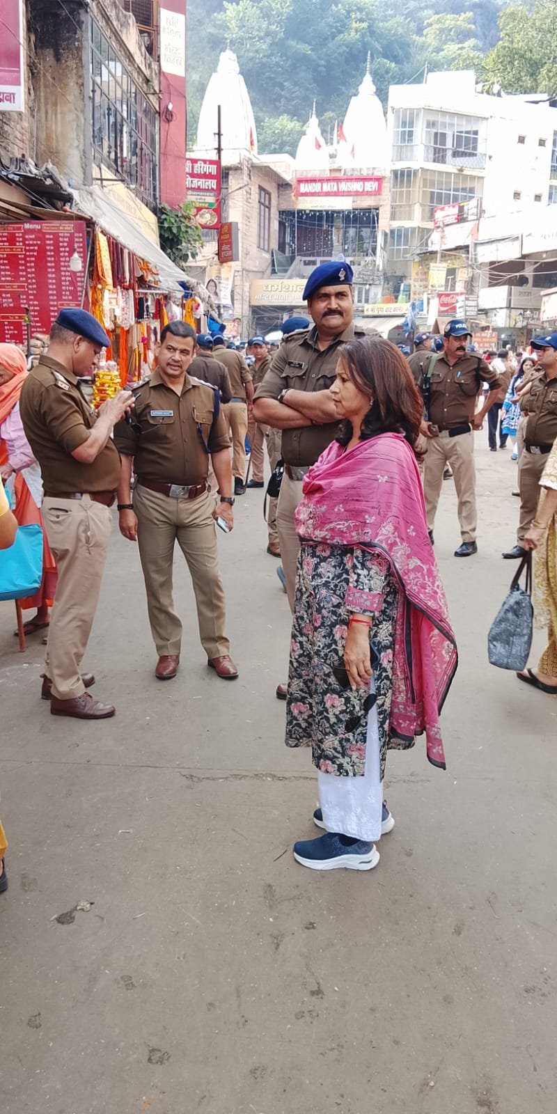 नगर मजिस्ट्रेट के निर्देशन में कोतवाली हरिद्वार अपर रोड हर की पौड़ी से सी सी आर तक संयुक्त रूप से अतिक्रमणअभियान चलाया गया