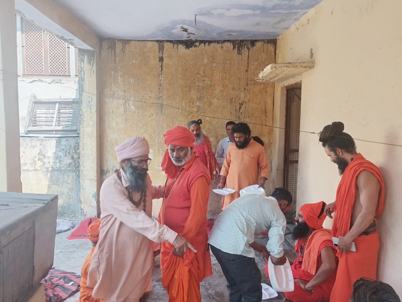 कृष्णा आश्रम में पूज्य गिरीशानद गिरि महाराज के पावन सानिध्य में एक विशाल संत भंडारे का आयोजन किया गया