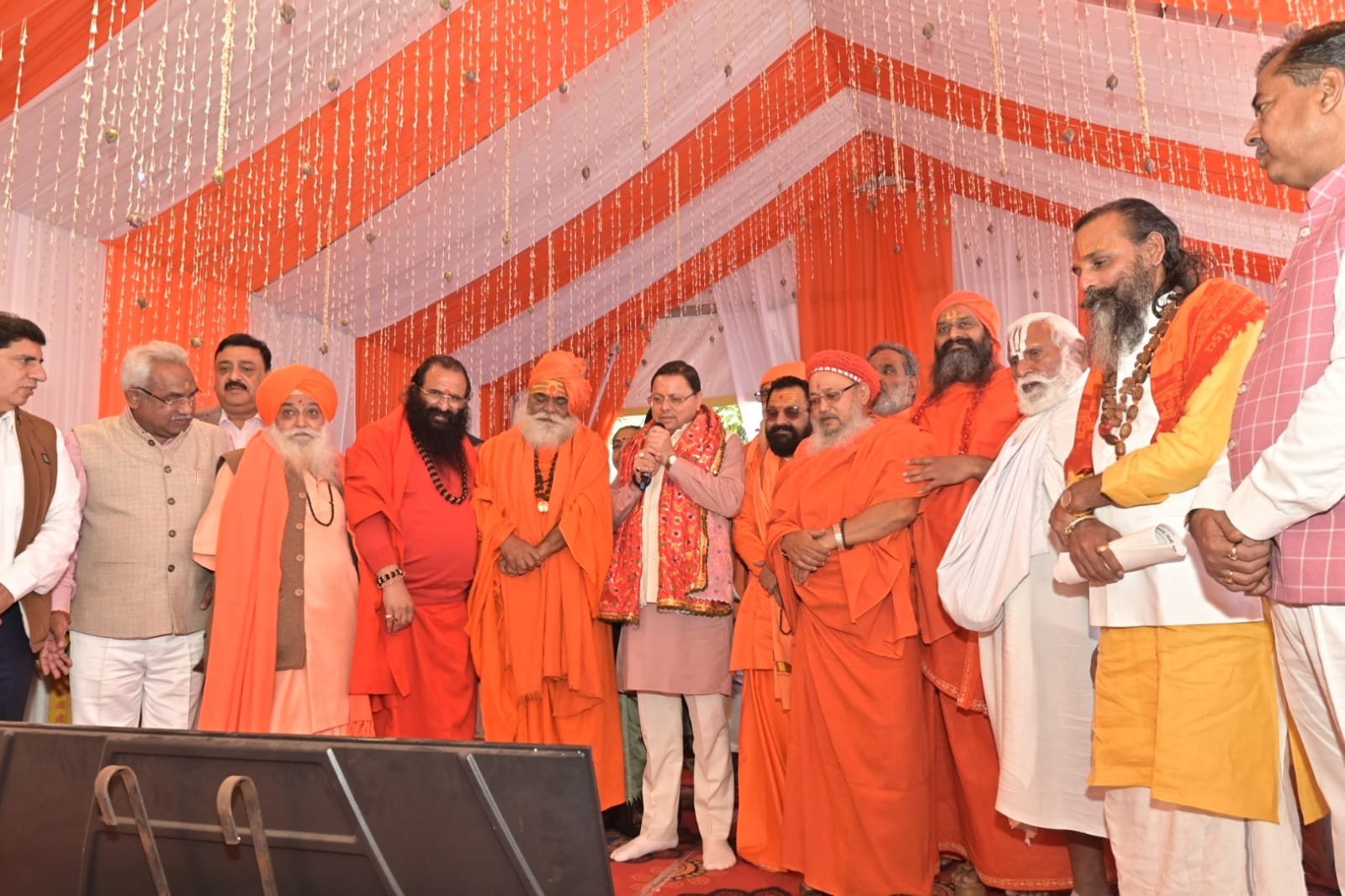 कुंभ के आयोजन के लिए गंगा किनारे पहली बार बैठक की गई 2027 कुंभ स्नान की महत्वपूर्ण तिथियों की मुख्यमंत्री ने घोषणा की