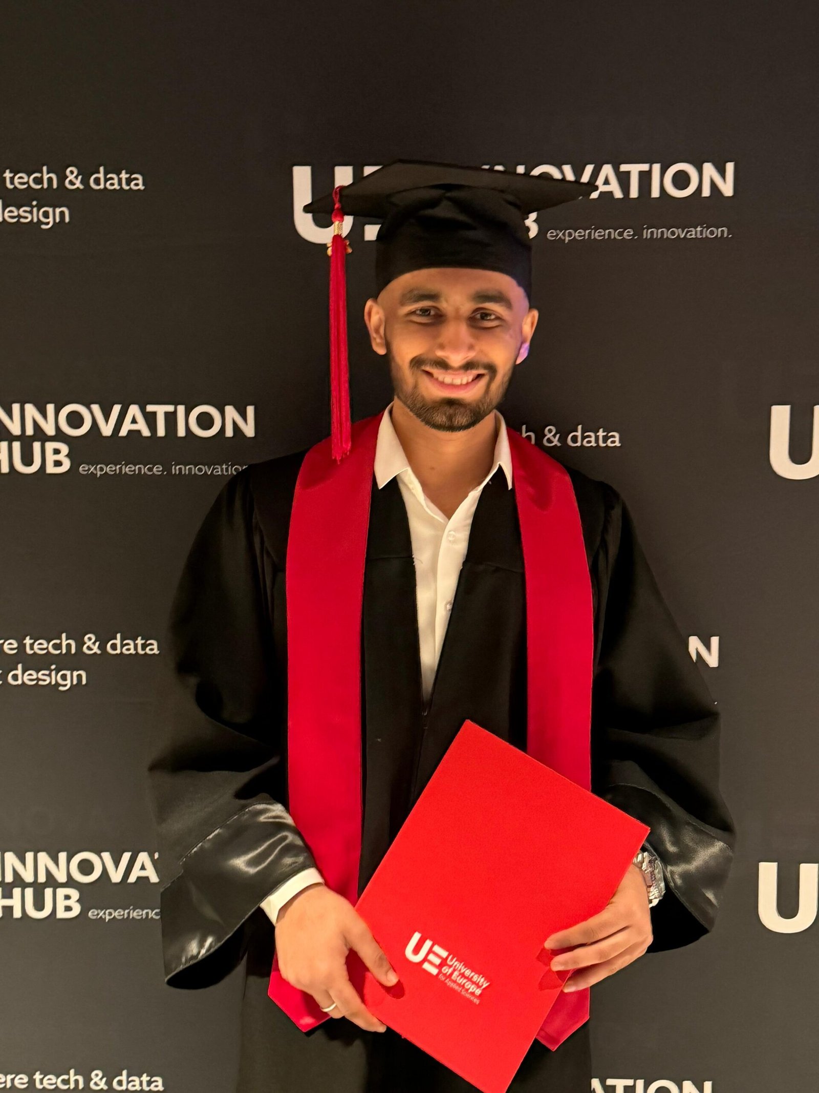 यश कुमार शर्मा को यूनिवर्सिटी ऑफ़ यूरोप में एक समाहरो के दौरान डिग्री दी गई