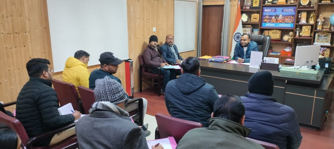 जिला प्रबंधन समिति (डीएमटी) की बैठक जिलाधिकारी मयूर दीक्षित की अध्यक्षता में कैम्प कार्यालय में की गई