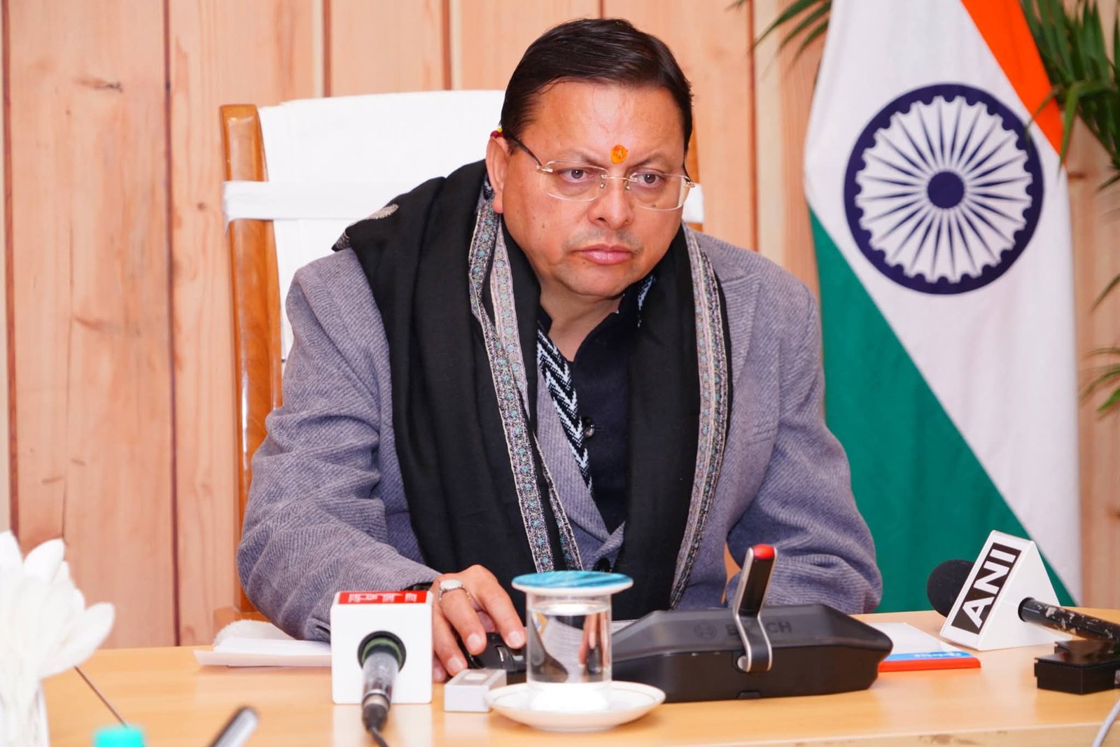 मुख्यमंत्री श्री पुष्कर सिंह धामी ने मुख्यमंत्री आवास, देहरादून में राजस्व परिषद द्वारा राजस्व विभाग के विभागीय कार्यों से सम्बन्धित 6 वेब पोर्टल का शुभारंभ किया