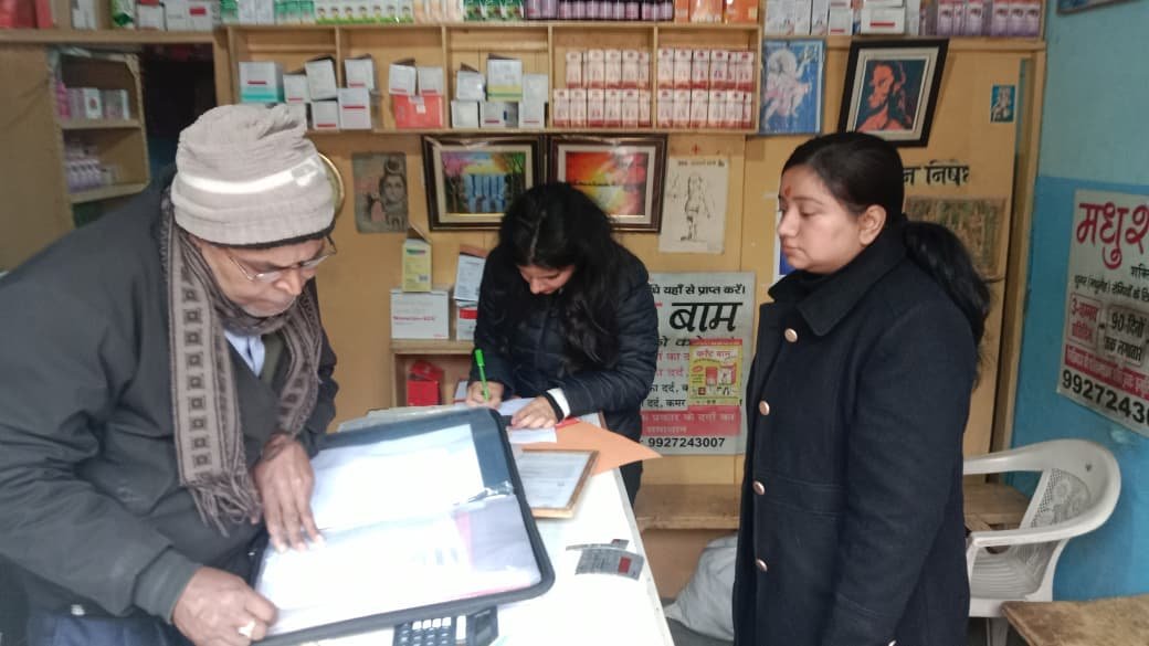 विधिक सेवा प्राधिकरण अल्मोड़ा व पूजा जोशी ड्रग इंस्पेक्टर अल्मोड़ा द्वारा सुरक्षित दवा-सुरक्षित जीवन अभियान के अनुक्रम में बसोली व सोमेश्वर के विभिन्न मेडिकल स्टोरों का संयुक्त औचक निरीक्षण किया गया