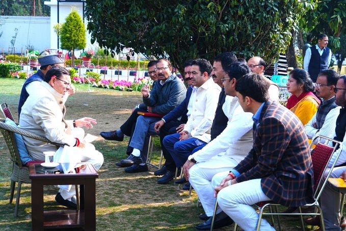 बेसिक शिक्षा निदेशक अजय नौटियाल के कार्यालय में उनके साथ हुई मारपीट के मामले में आधिकारिक कर्मचारियों ने विरोध में कार्य बहिष्कार का ऐलान कर दिया है