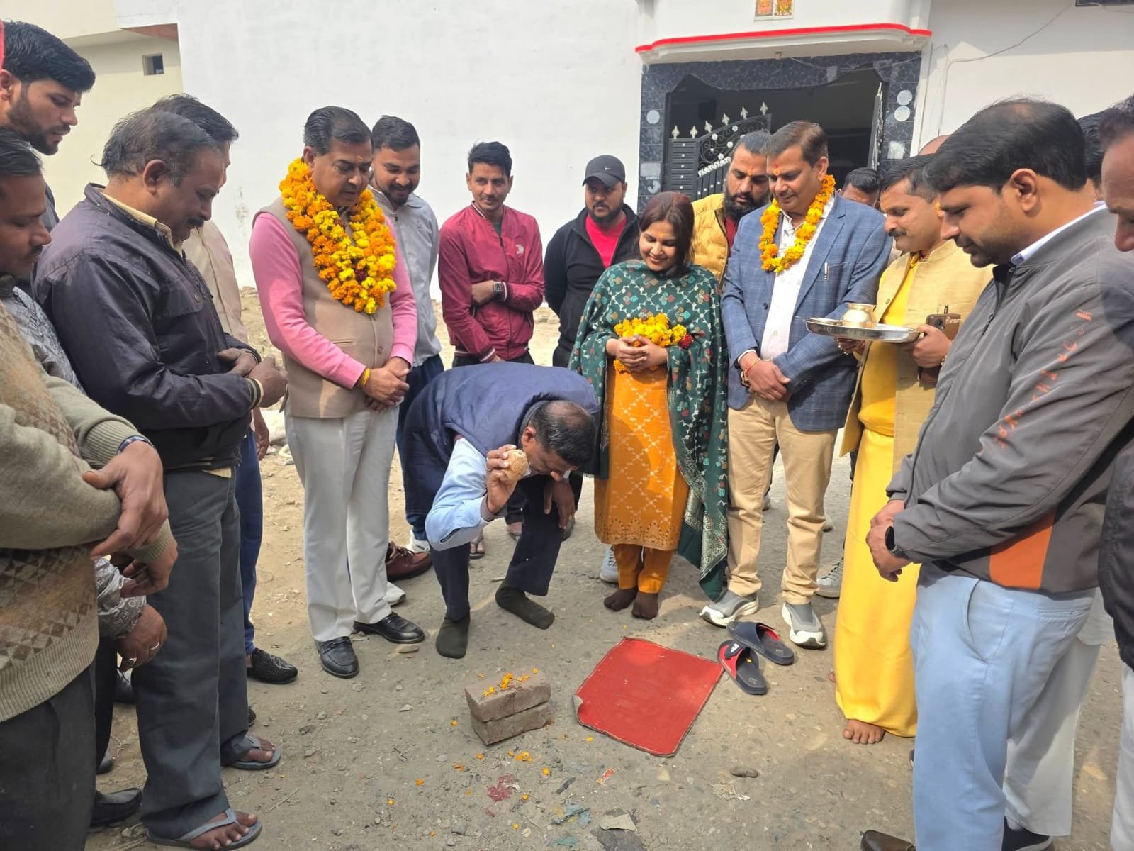 विधायक आदेश चौहान ने नगरपालिका शिवालिकनगर अंतर्गत वार्ड नंबर 12 रामधाम कॉलोनी की रोशनपुरी कॉलोनी में आंतरिक सड़क एंव पुलिया के निर्माण का कार्य पूजन कर शुरू कराया