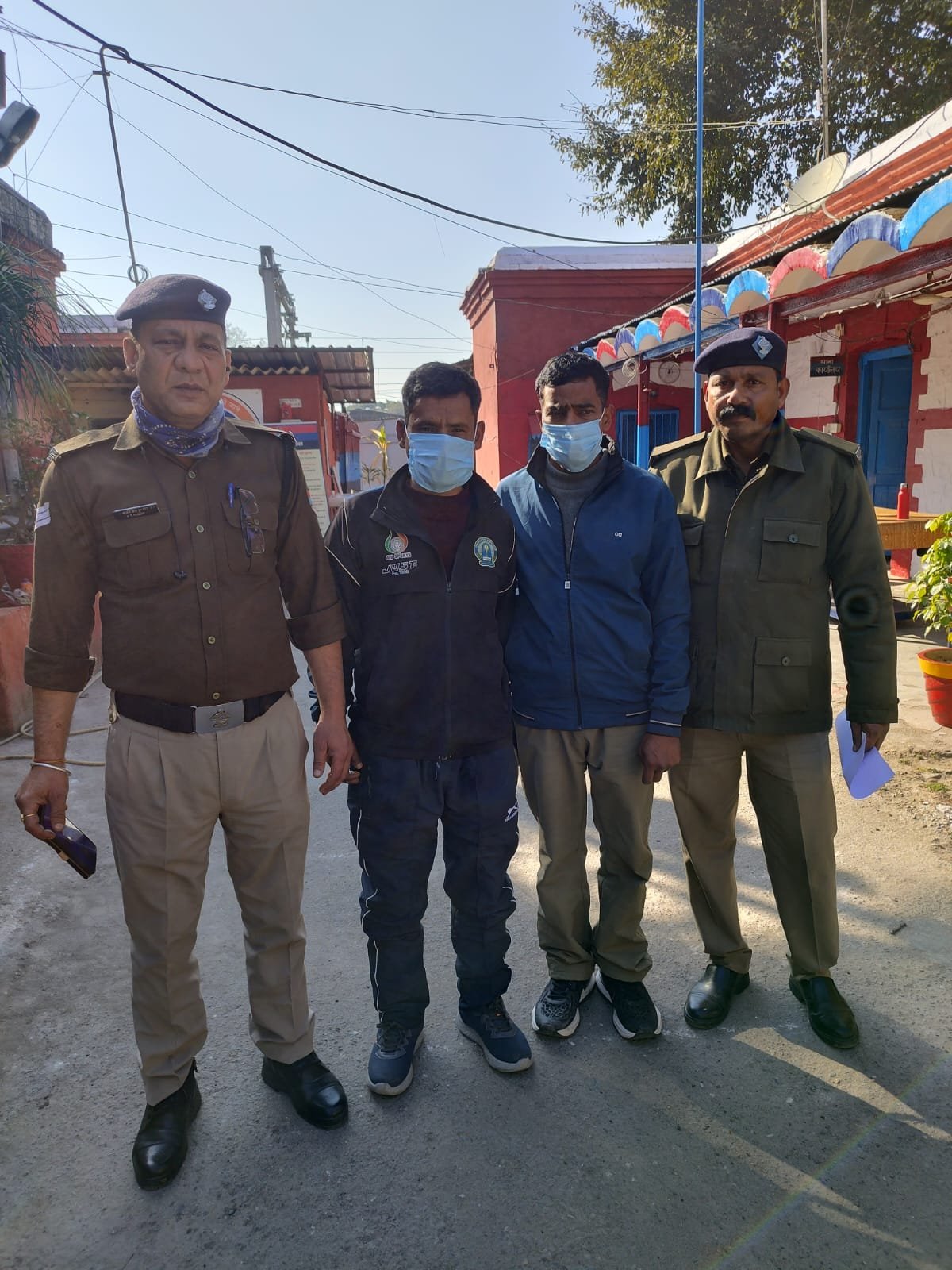 थाना जीआरपी देहरादून पुलिस द्वारा किया शातिर चोरों को गिरफ्तार
