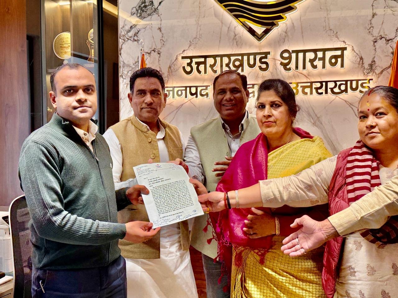 कांग्रेस विधायकों ने मुख्यमंत्री के नाम सौंपा गया ज्ञापन, बजट सत्र की अवधि बढ़ाने की मांग