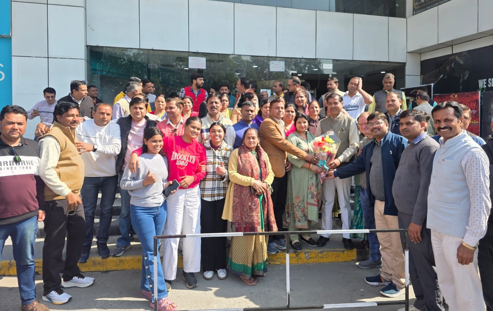 रानीपुर विधायक आदेश चौहान के नेतृत्व में रानीपुर विधानसभा के सैंकड़ो कार्यकर्ताओं ने सिडकुल स्थित सिनेमाघर में फिल्म गोदान देखी