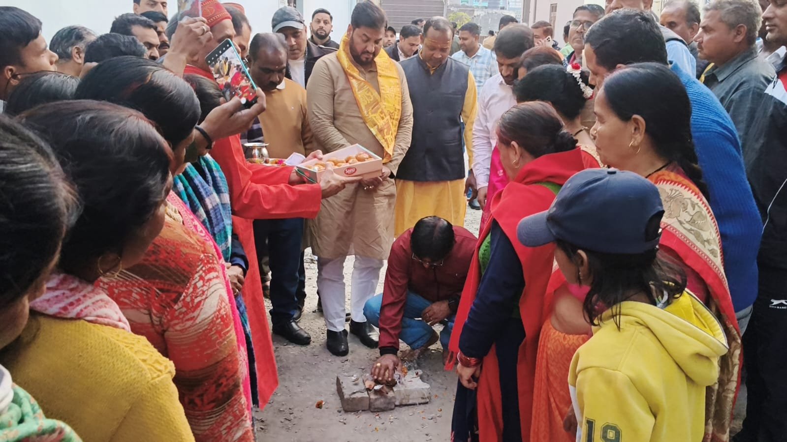 नगर पालिका परिषद शिवालिक नगर के अंतर्गत वार्ड नं० 12 के रामधाम, देव नगर एवं संत कृपाल नगर में नगर पालिका अध्यक्ष राजीव शर्मा ने सड़क, नाली एवं पुलिया निर्माण कार्यों का विधिवत शुभारम्भ किया