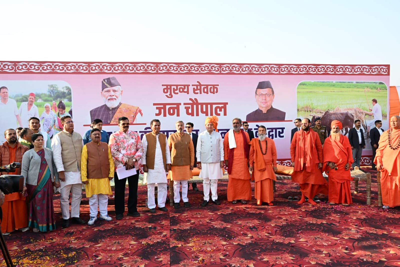 नीलाधारा गंगा तट पर खाट पर चौपाल लगाकर मुख्यमंत्री ने सुनी ग्रामीणों की समस्या