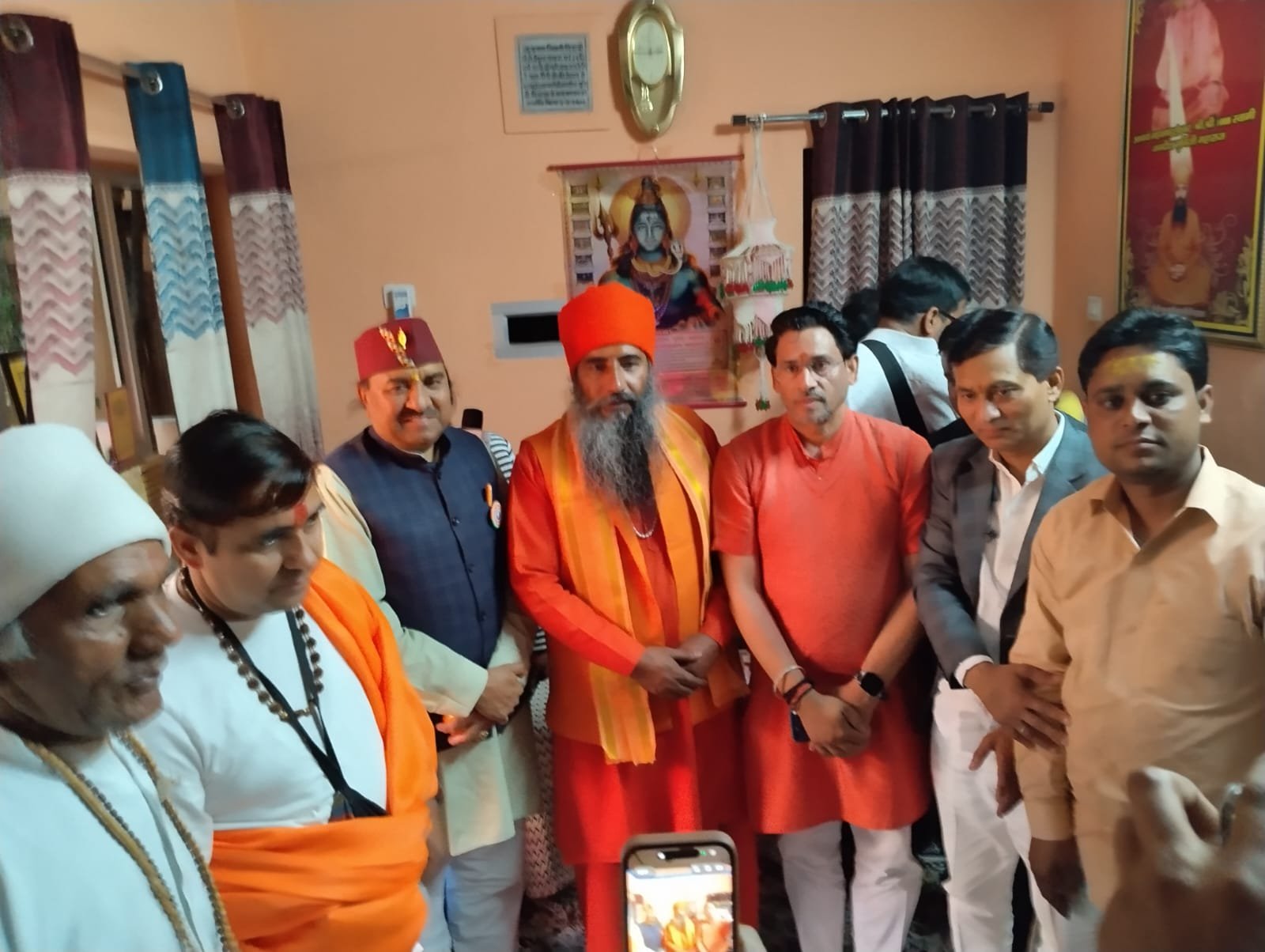 गुरु इस पृथ्वी लोक पर हमारे मार्गदर्शन हेतु ईश्वर के प्रतिनिधि के रूप में अवतरित होते हैं : श्री राम मुनि महाराज