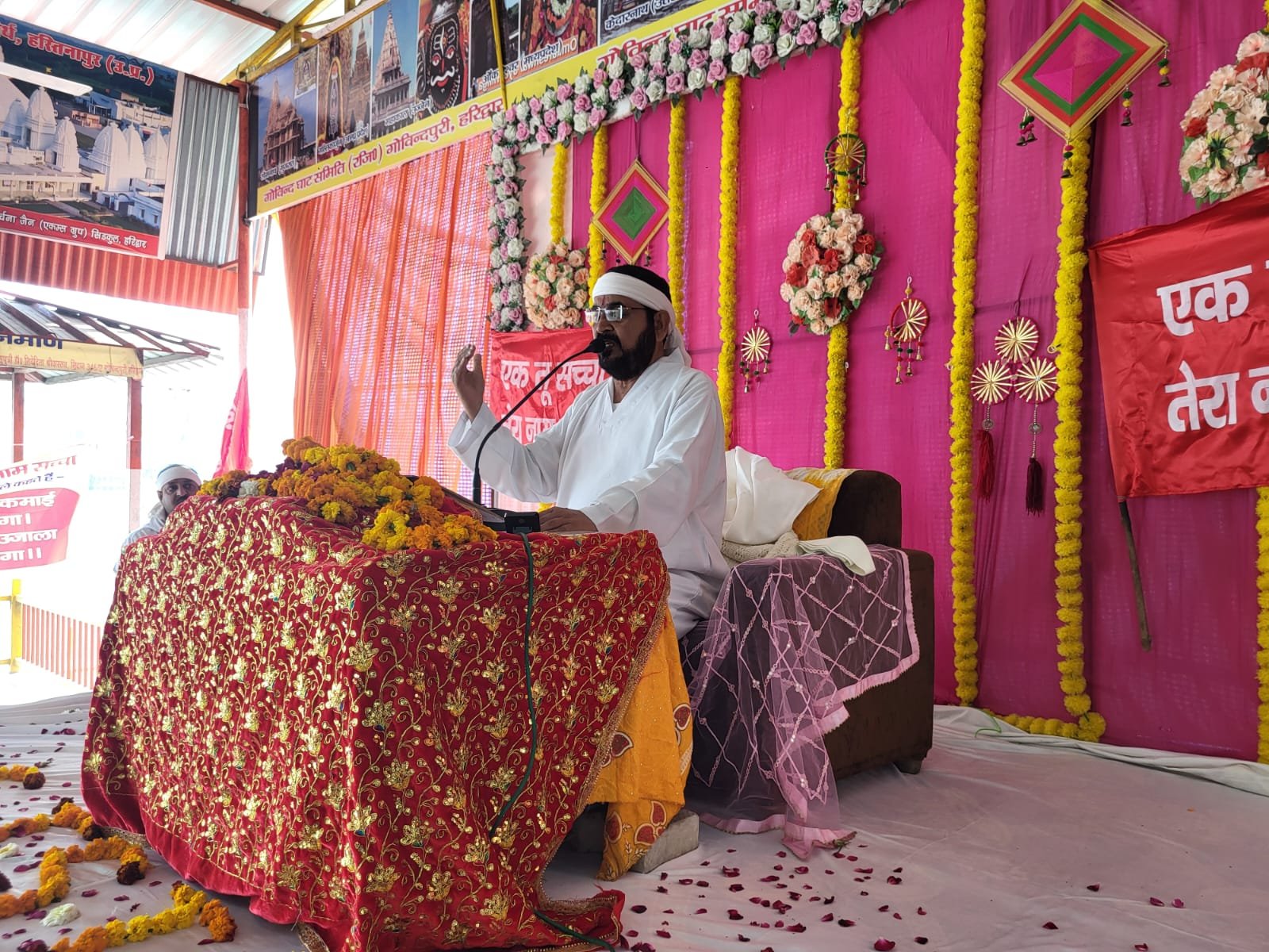 यह मनुष्य का शरीर पाप और पुण्य का रथ है जिस पर ज्योति स्वरूप यह आत्मा सवार है