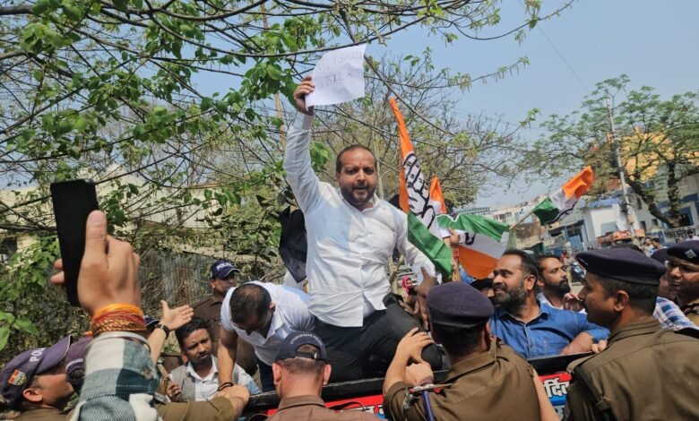 गृहमंत्री अमित शाह को काले झंडे दिखाने जा रहे कांग्रेस कार्यकर्ताओं को पुलिस ने तुलसी चौक पर गिरफ्तार किया