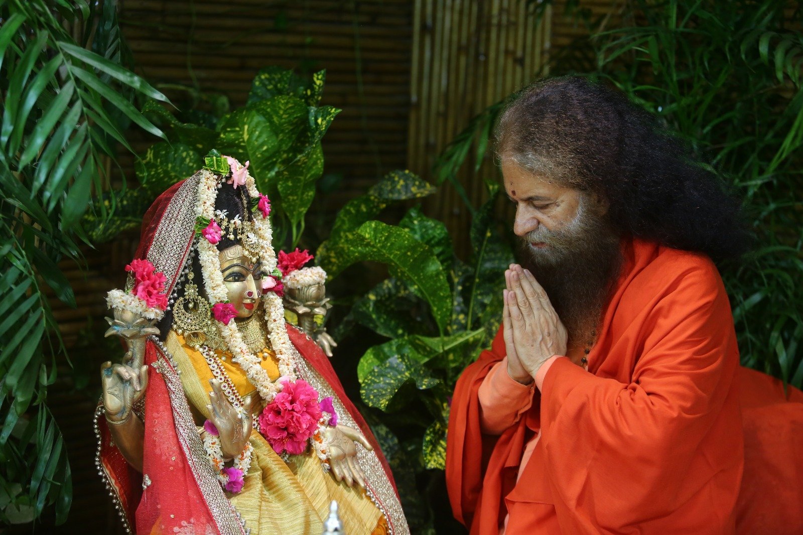 दुर्गा अष्टमी के पावन अवसर पर परमार्थ निकेतन से मंगलमय शुभकामनाएँ