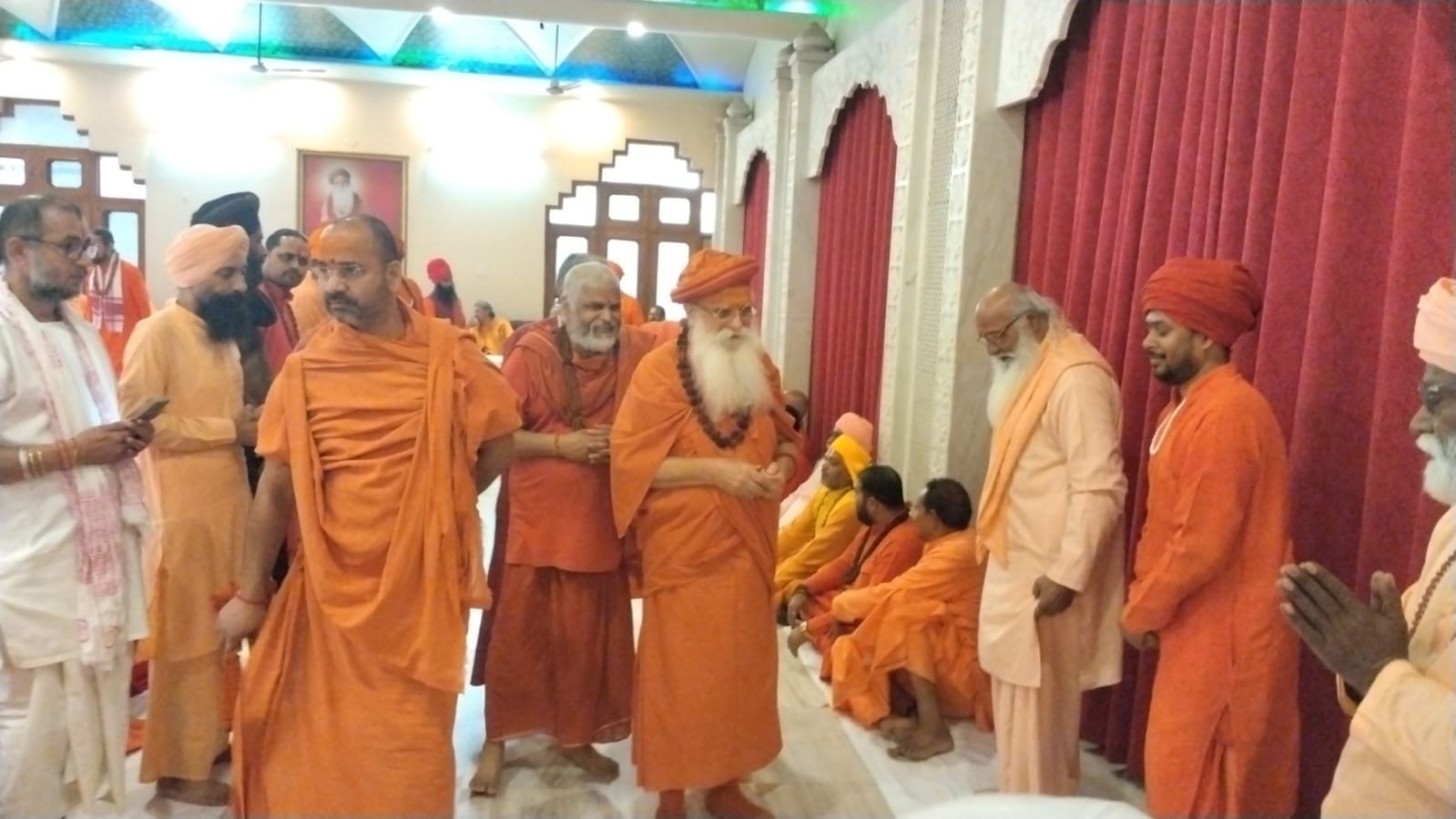 हरिद्वार के भूपतवाला स्थित प्रसिद्ध श्री रमनरेती आश्रम में आज परमात्मा स्वरूप, प्रातः स्मरणीय गुरुदेव स्वामी कार्ष्णि सर्वज्ञानंद जी महाराज के पावन सानिध्य में एक विशाल संत समागम एवं संत भंडारे का भव्य आयोजन