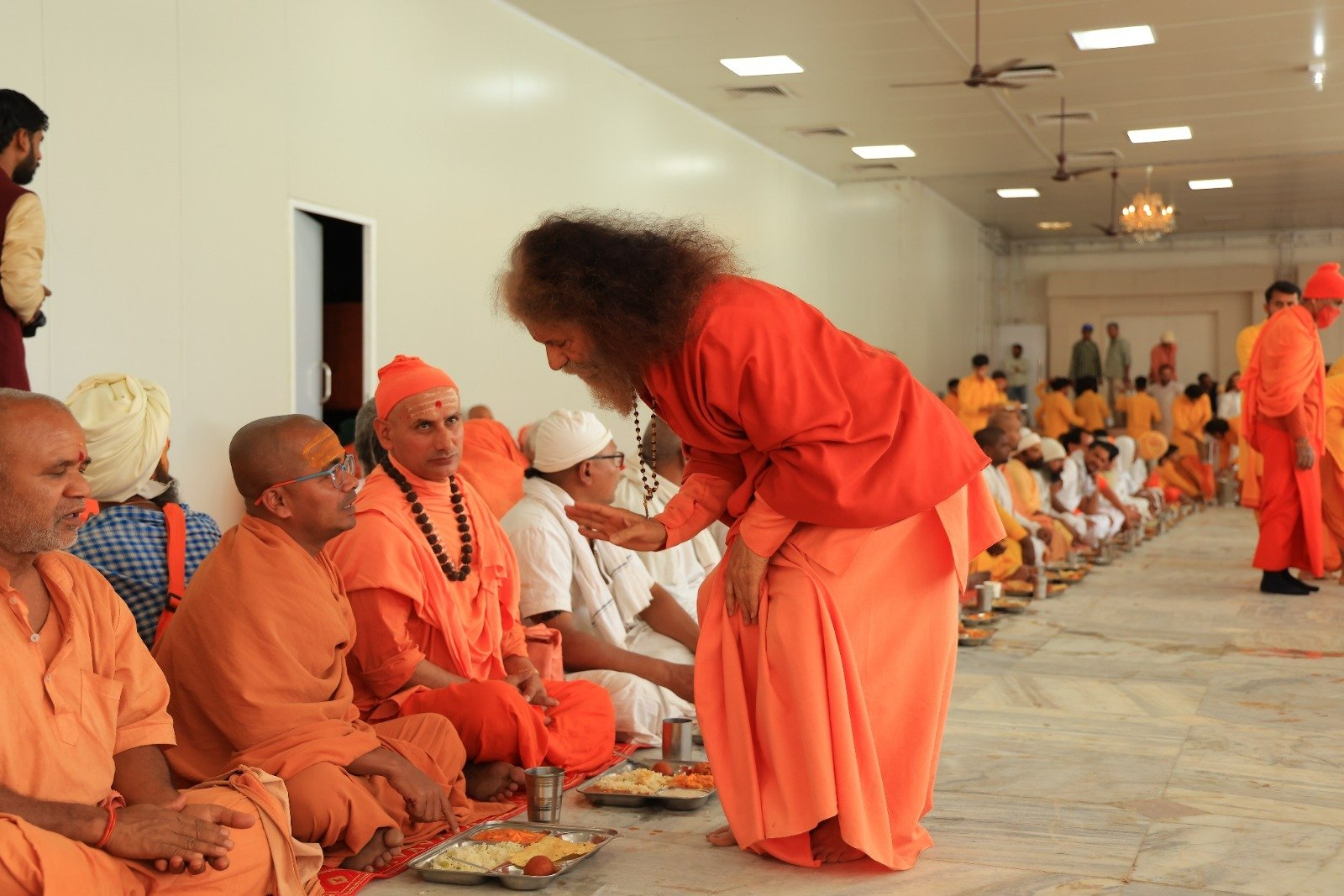 अनंत अंबानी के जन्मदिवस पर परमार्थ गंगा तट पर सेवा, संस्कार और समर्पण का दिव्य संगम