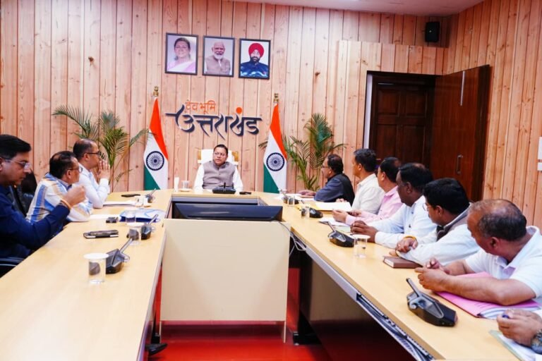 मुख्यमंत्री श्री पुष्कर सिंह धामी से मुख्यमंत्री आवास में उत्तराखंड डिप्लोमा इंजीनियर्स महासंघ के पदाधिकारियों ने भेंट कर अपनी विभिन्न मांगों के संबंध में विस्तृत चर्चा की।