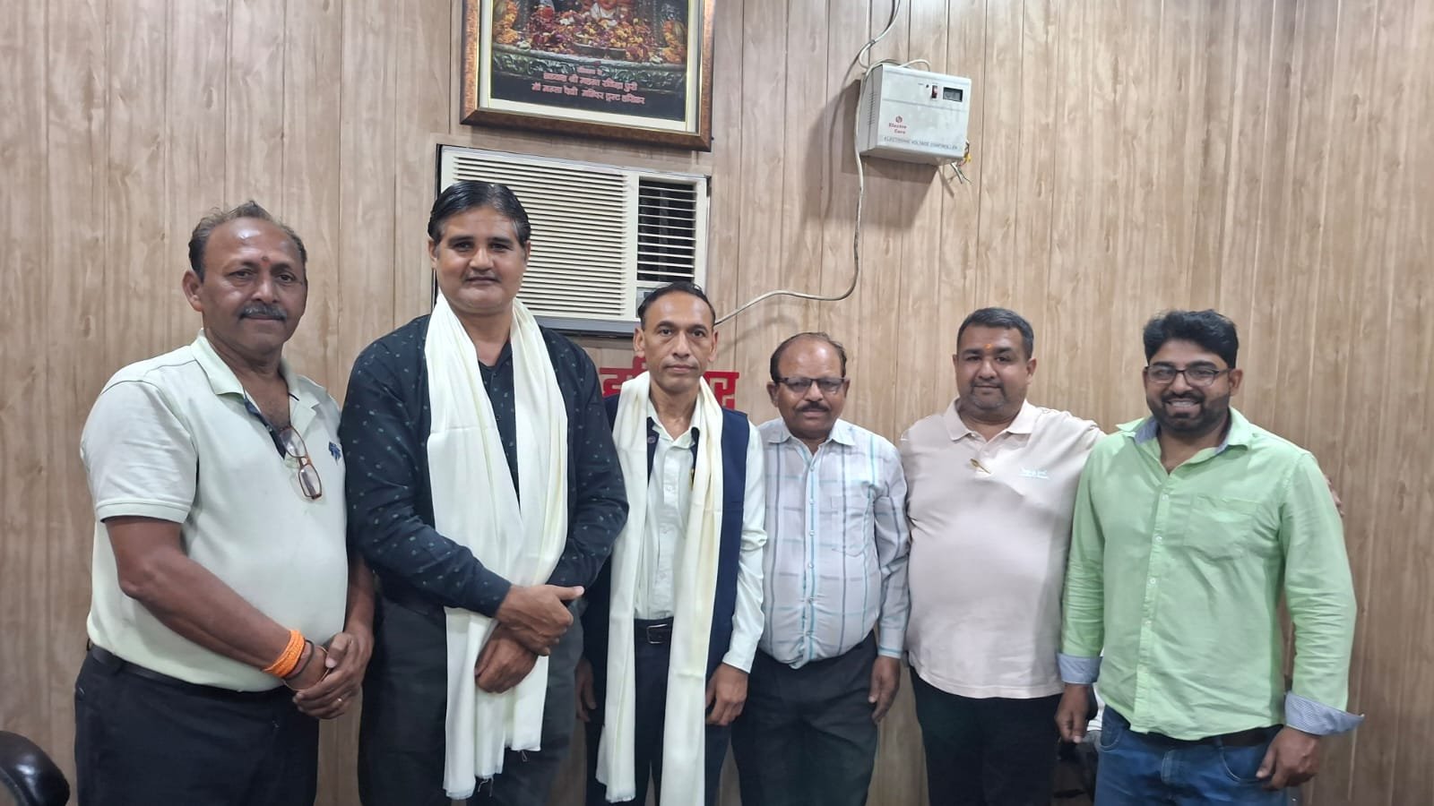 श्री वैश्य बंधु समाज मध्य क्षेत्र हरिद्वार के पदाधिकारियों ने प्रेस क्लब अध्यक्ष धर्मेंद्र चौधरी एवं महामंत्री सूर्यकांत बेलवाल का बुके देकर एवं शाल ओढ़ाकर स्वागत किया