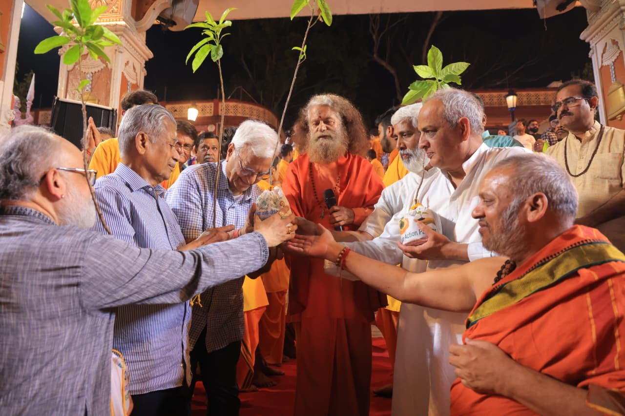 परमार्थ गंगा आरती में स्वर साम्राज्ञी आशा भोसले जी को अर्पित की भावपूर्ण श्रद्धांजलि