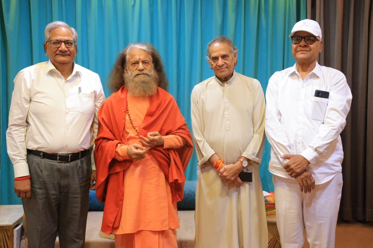 कवि श्री हरिओम पवांर ने पूज्य स्वामी चिदानन्द सरस्वती जी को अपने 75 वें जन्मदिवस पर किया आमंत्रित