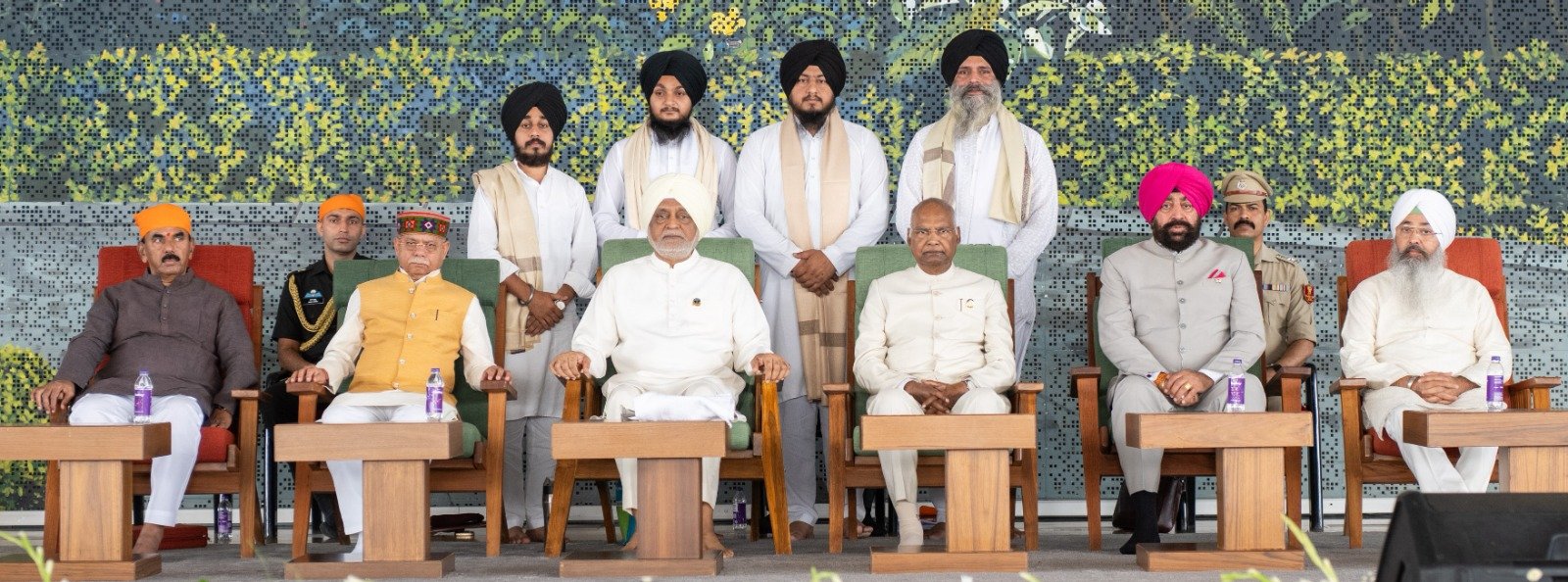 उत्तराखंड के माननीय राज्यपाल लेफ्टिनेंट जनरल गुरमीत सिंह जी को कान्हा शांति वनम में गुरु तेग बहादुर जी के 350वें शहीदी वर्ष के उपलक्ष्य में हार्टफुलनेस के मार्गदर्शक और श्री राम चंद्र मिशन के अध्यक्ष आदरणीय दाजी द्वारा सम्मानित किया गया