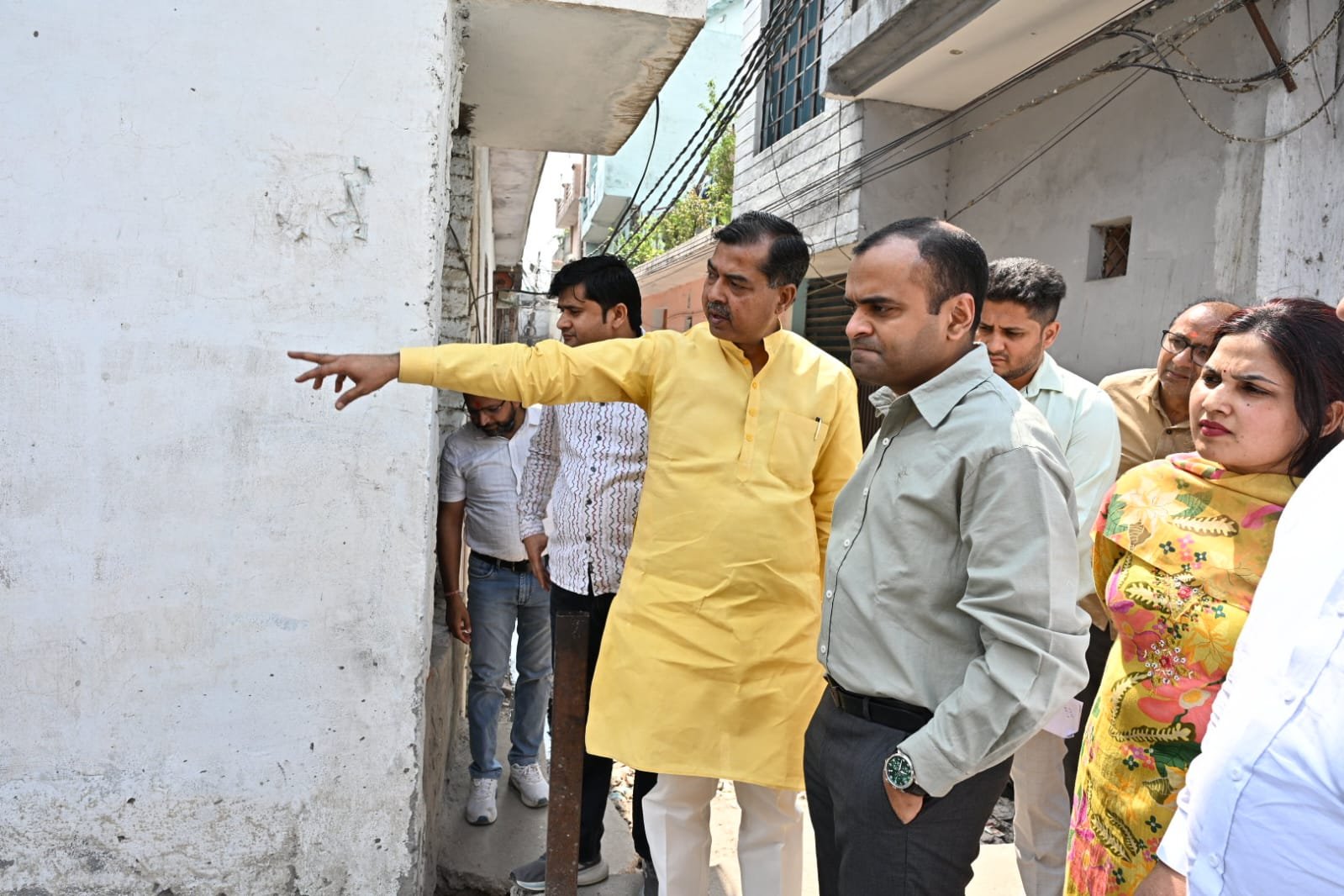 जिलाधिकारी मयूर दीक्षित एवं रानीपुर विधायक आदेश चौहान द्वारा सयुक्त रूप से जमालपुर खुर्द,रावली महदूद एवं नील खुदाना ज्वालापुर आदि क्षेत्रों का किया निरीक्षण