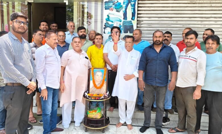 पूर्व प्रधानमंत्री स्व.राजीव गांधी की पुण्य तिथी पर कांग्रेस कार्यकर्ताओं ने पुष्पांजलि अर्पित कर उन्हें श्रद्धांजलि दी