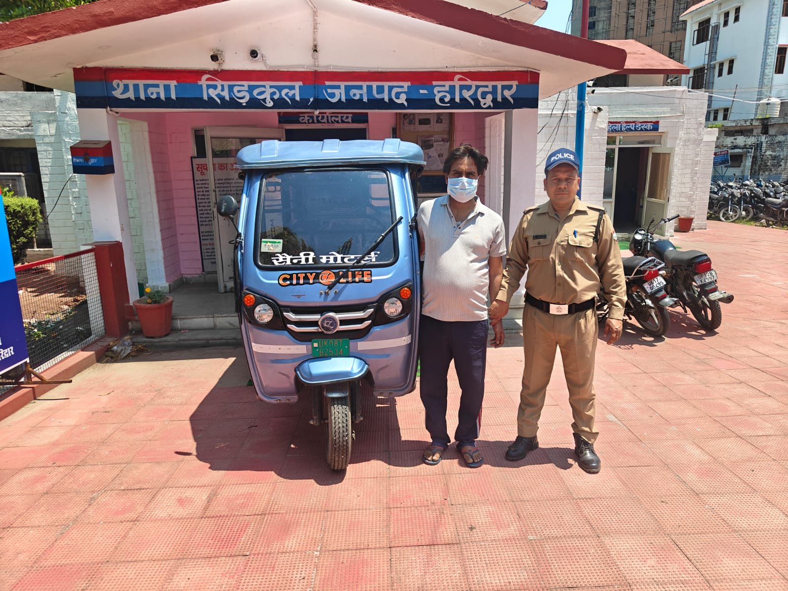 पुलिस टीम ने चेकिंग के दौरान चोरी किए गए वाहन ई रिक्शा के साथ आरोपी को पकड़ा