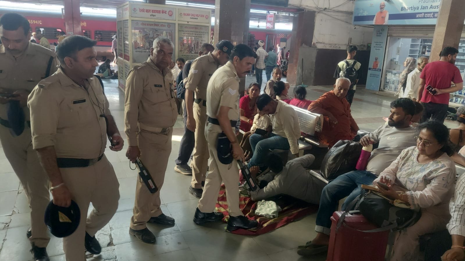 बुद्ध पूर्णिमा स्नान पर्व के दृष्टिगत सुश्री अरुणा भारती महोदया रेलवे उत्तराखंड के निर्देशन में हरिद्वार रेलवे स्टेशन पर सघन चेकिंग अभियान