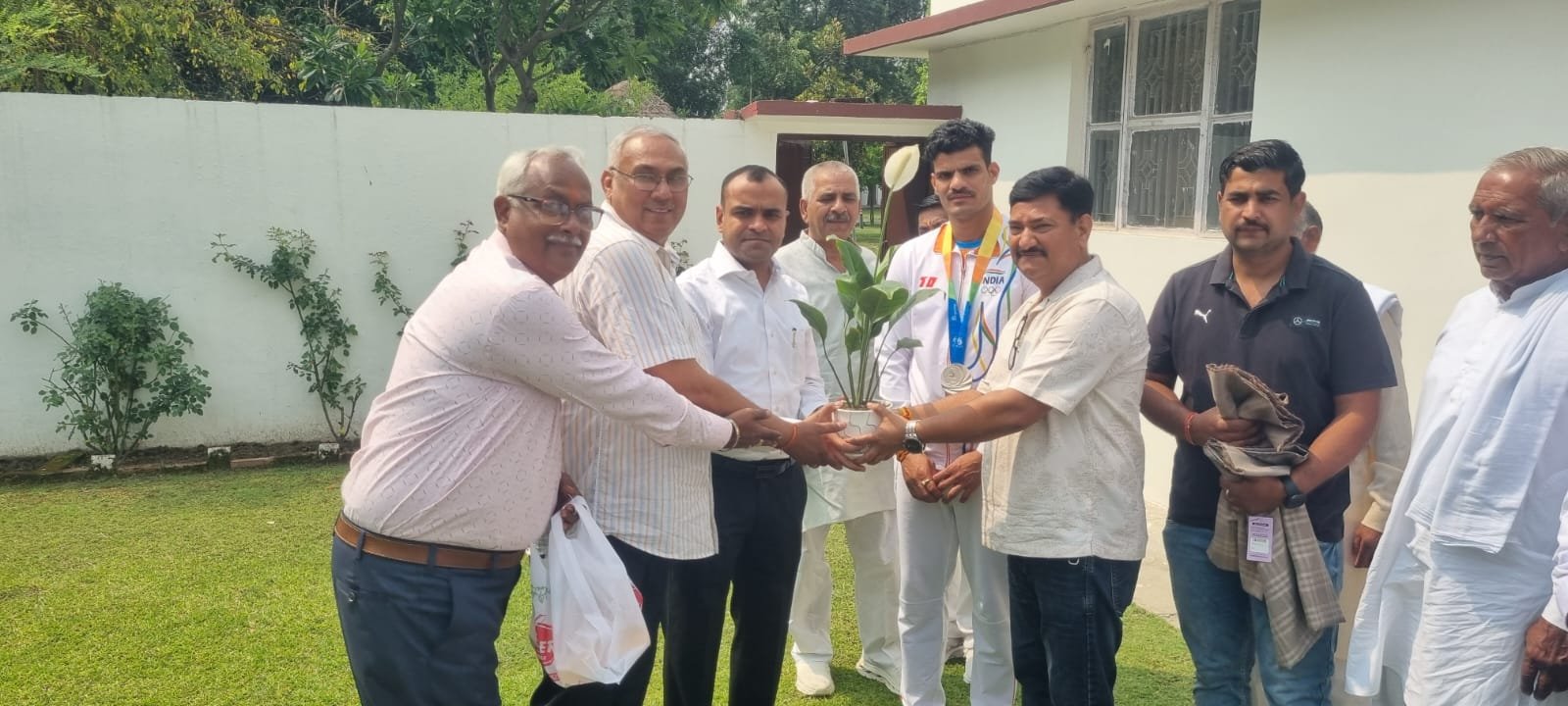 बीच एशियाई गेम्स में रजत पदक विजेता यथार्थ देशलाल को जिलाधिकारी मयूर दीक्षित ने किया सम्मानित