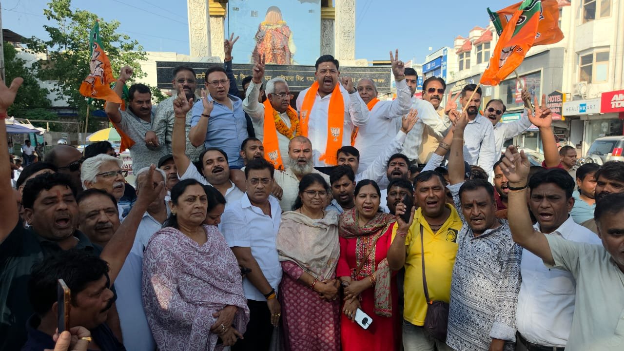 पश्चिम बंगाल और असम की ऐतिहासिक जीत पर भाजपाइयों ने मनाया जश्न