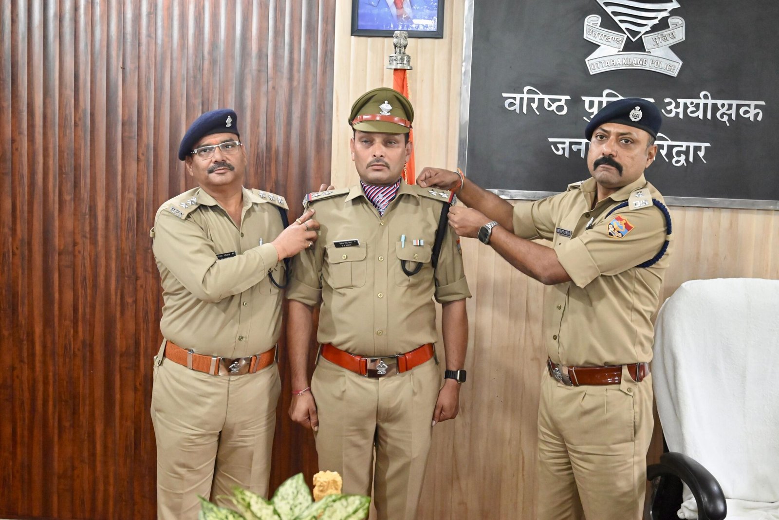 शैलेन्द्र बिष्ट बने अपर उपनिरीक्षक, पीपिंग सेरेमनी में SSP नवनीत सिंह ने पहनाए स्टार