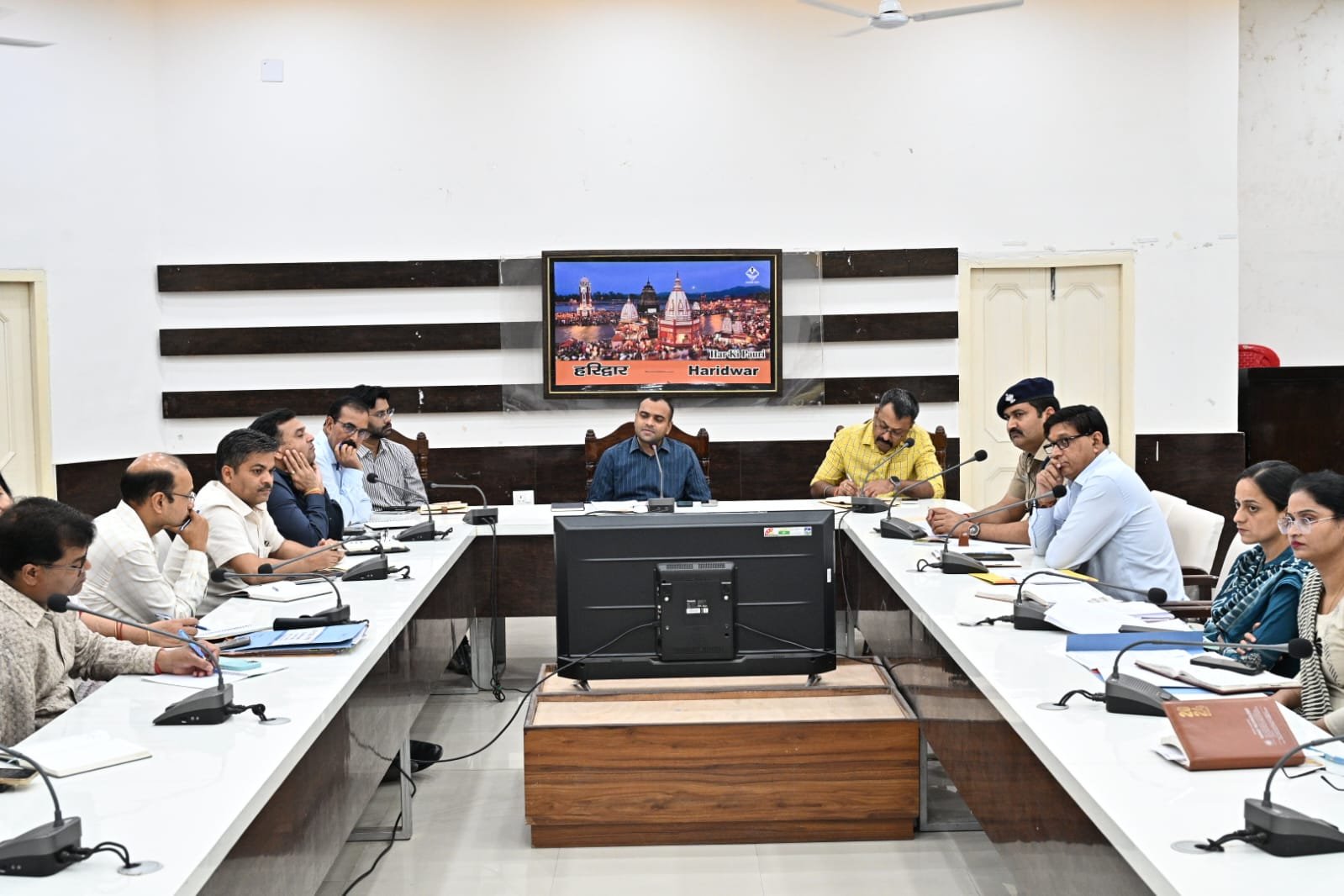 कांवड़ यात्रा को सफलतापूर्वक संपन्न कराने के लिए जिलाधिकारी की अध्यक्षता में जिला कार्यालय सभागार में बैठक आयोजित
