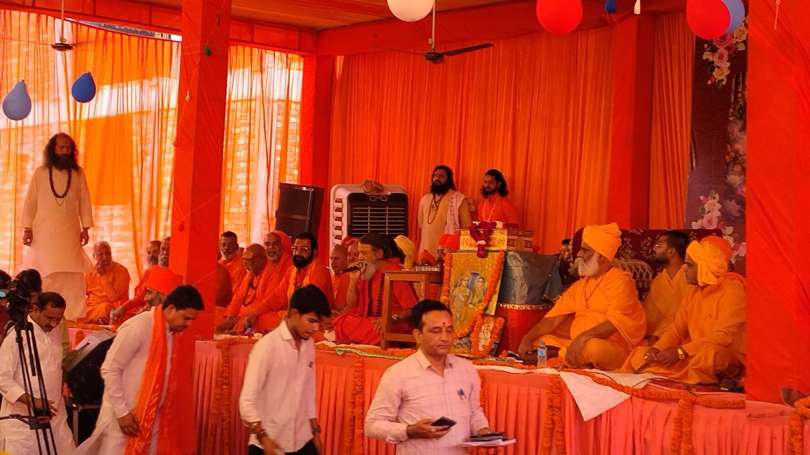 प्रातः स्मरणीय परम पूज्य महामंडलेश्वर स्वामी जगदीश दास जी महाराज के पतित पावन सानिध्य में विशाल संत समागम का भव्य आयोजन किया गया